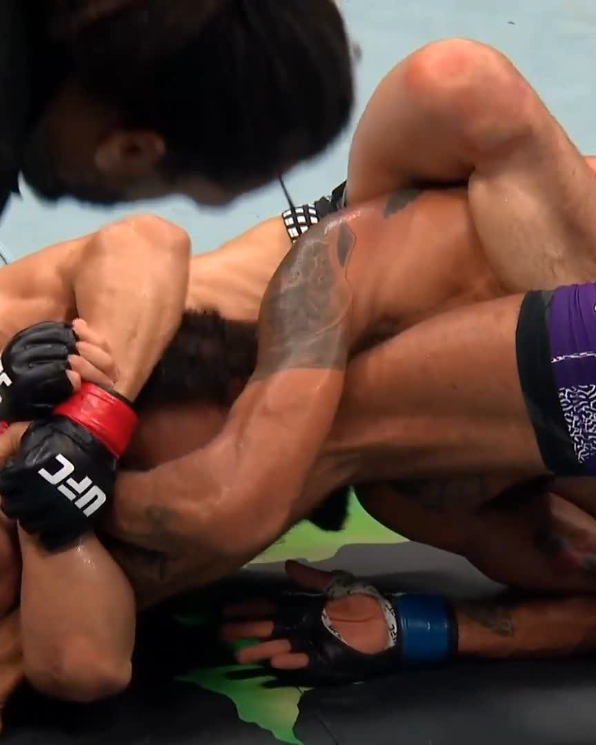 A SUPURB SUBMISSION 🤩 Asu Almabayev locks up the suloev stretch in RD3! [ #UFCBaku | LIVE NOW on @ParamountPlus ]