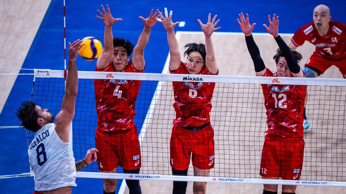 #VNL2026: ARE YOU NOT ENTERTAINED? 🇯🇵🆚🇺🇸🤯 Japan 🇯🇵 take it 3-2 over USA 🇺🇸 in a see-saw thriller and remain the only unbeaten team in the whole #VNL2026 🔥 A match packed with highlight-reel moments ✨ from both sides, with Ran Takahashi 🇯🇵 leading all scorers with 2️⃣6️⃣ points and Jake Hanes 🇺🇸 right behind with 2️⃣5️⃣. This one was cinema. 😮‍💨 📺 Relive the action on VBTV: 🏐 #BePartOfTheGame #Volleyball