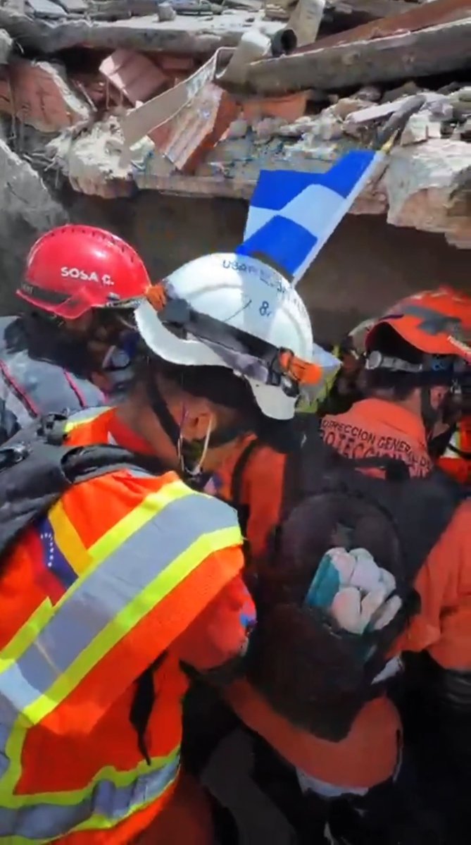 Hemos rescatado con vida a Hinda Ramírez, quien permanecía atrapada bajo los escombros de la residencia Arrecife, en Caraballeda. Gracias Dios, por utilizarnos de esta manera. Fuerza Venezuela 🇸🇻🇻🇪