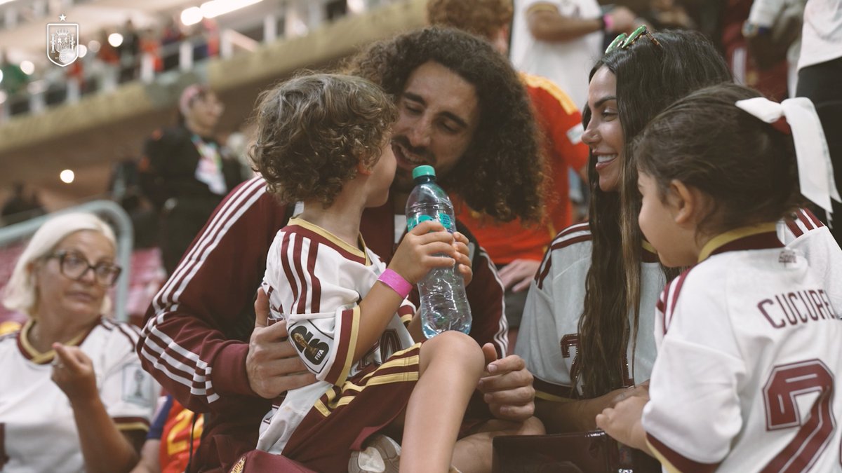📹 𝗜𝗡𝗦𝗜𝗗𝗘 | Si ya éramos absolutos fans de Marc Cucurella, ahora ya estamos absolutamente 𝙞𝙣 𝙡𝙤𝙫𝙚 con él y con su familia. Prepara pañuelos, te vas a emocionar. #VamosEspaña | #CopaMundialFIFA