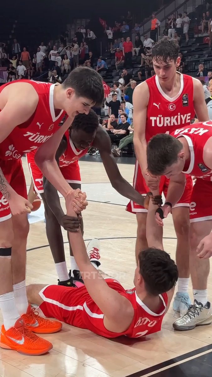 Demir Öztürk hücum ribaundunu aldı, basket faulü buldu ve maçı uzatmaya götürdü! 💥 #TRTSporDijital