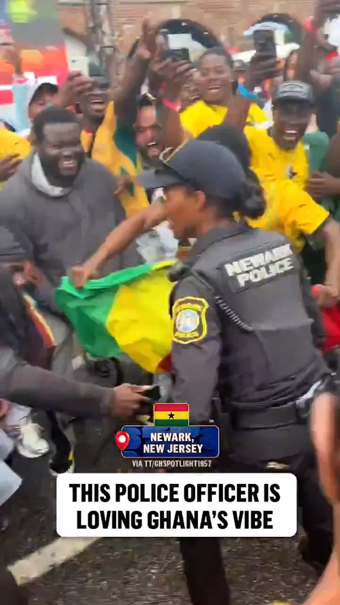 The police officer was putting on ELITE dance moves 🇬🇭 (via x/GhSpotlight1957)