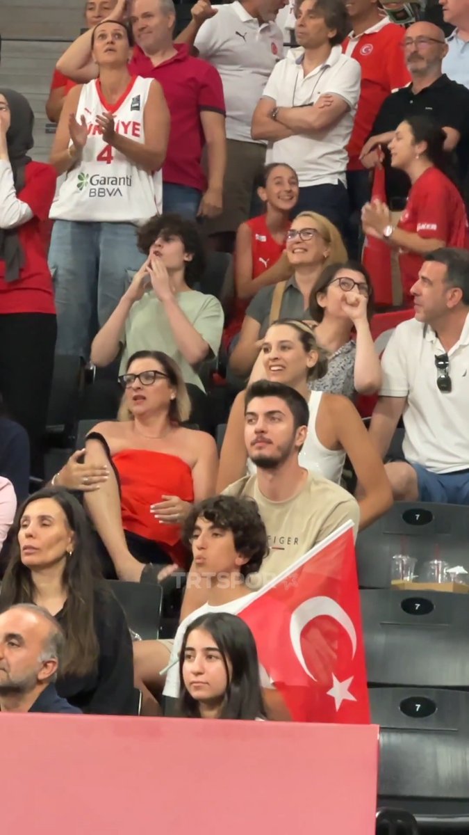 Karutasu ailesinin ay-yıldıza son armağanı: Darius! 🇹🇷 📌 37 sayı, 11 ribaund ve 3 top çalma! Videonun sonunda Alexia'nın yüzündeki o gurur dolu gülümseme içimizi ısıtıyor. 😍 #TRTSporDijital