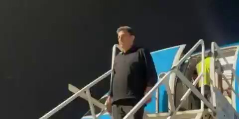 La Selección de Irán fue obligada a volverse a México después del partido contra Egipto. No los dejaron quedarse en Estados Unidos. Este es el momento en el que llegaron a Tijuana a las 4:00 am. Absolutamente vergonzoso.