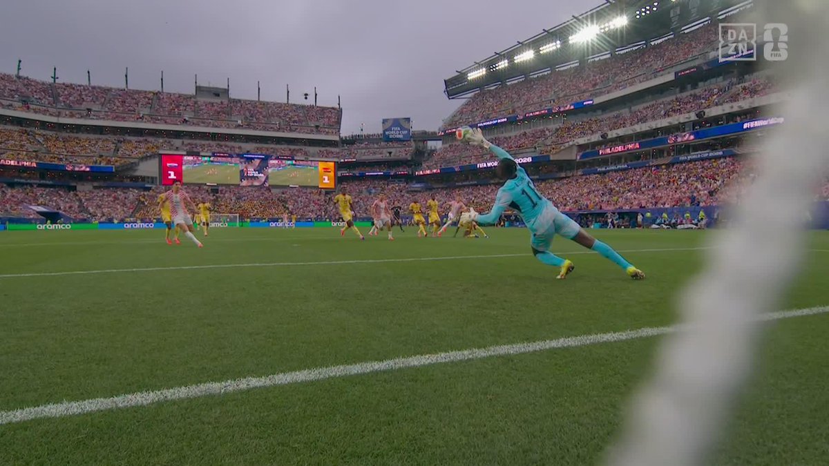 ¡¿ESTA MANO QUÉ ES!? 🤯 Benjamin Asare, de Ghana, dejando una de las paradas del Mundial #DAZNMundial #FIFAWorldCup