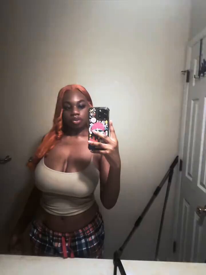Those heavy chocolate tits in that tank top 😵‍💫