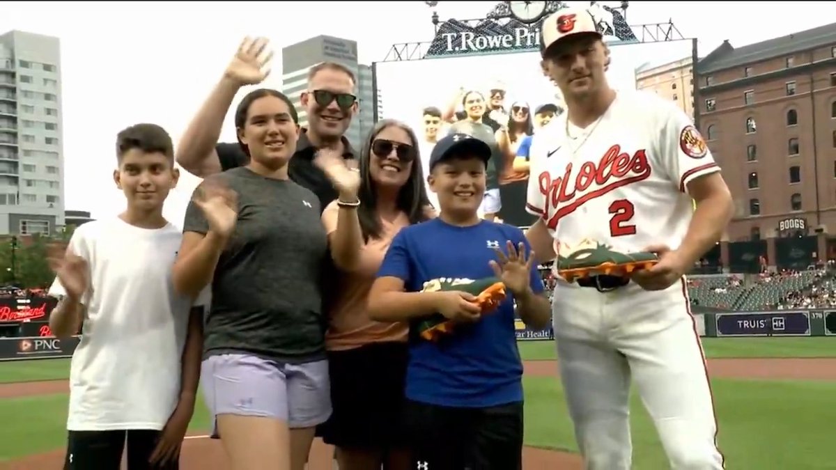 In collaboration with Under Armour, Gunnar Henderson delivered a pair of custom Orioles-themed cleats to Declan, a youth baseball player born with a rare leg length discrepancy 🧡