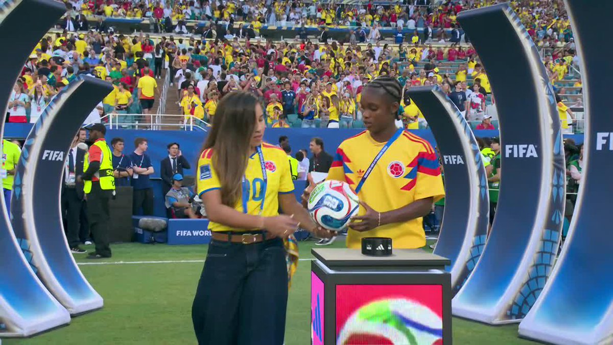 Linda Caicedo y Leicy Santos llevan el balón del partido de la Selección Colombia 🇨🇴 frente a Portugal 🇵🇹