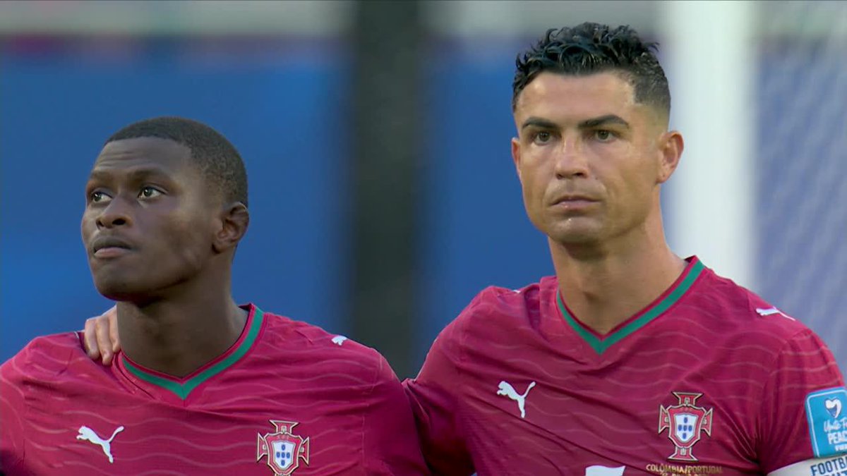 Sentido minuto de silencio en la previa a Colombia vs. Portugal por la tragedia ocurrida en Venezuela. ⚽ #ESPNMundial 📺 Mirá los mejores partidos de la #FIFAWorldCup por ESPN, en el Plan Premium de #DisneyPlus
