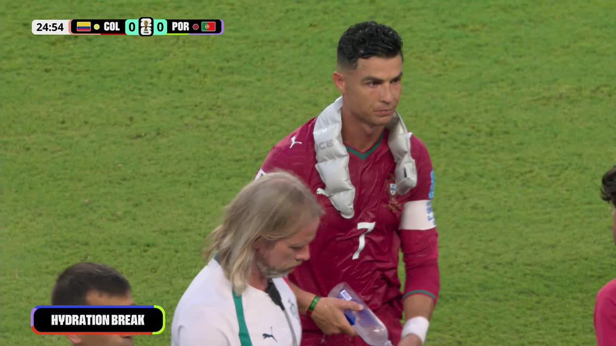James y CR7 se refrescan en la pausa de hidratación durante el 0-0 parcial de Colombia y Portugal en el primer tiempo. ⚽ #ESPNMundial 📺 Mirá los mejores partidos de la #FIFAWorldCup por ESPN, en el Plan Premium de #DisneyPlus