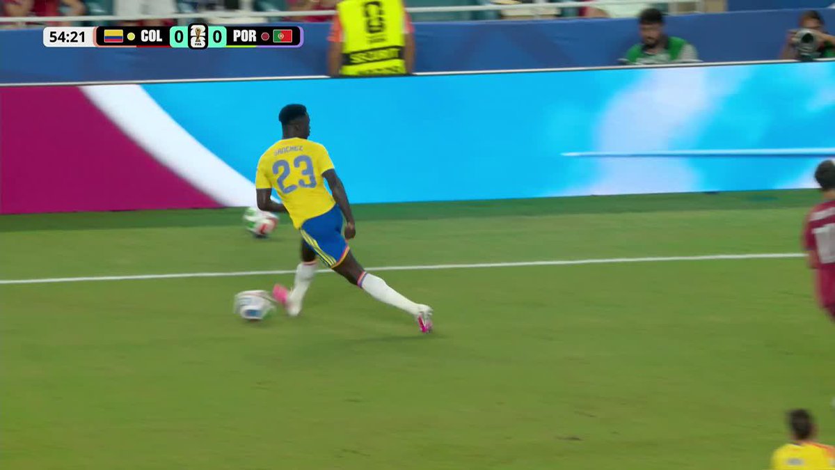 Davinson Sanchez tiene tanta confianza en este momento que está tirando no-look vs Portugal. Es el mejor defensa del mundial, no hay dudas.