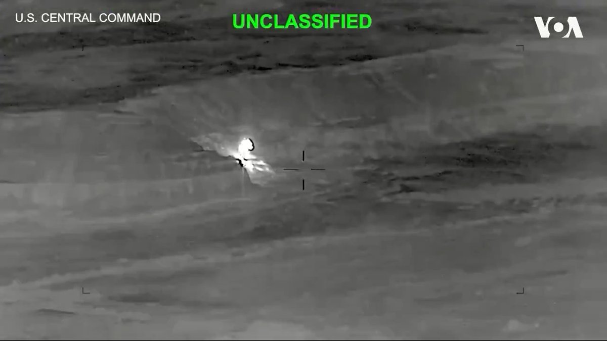 美国中央司令部(CENTCOM)发布视频显示美国海军和空军战机6月27日对霍尔木兹海峡及周边多个地点的10个伊朗军事目标发动打击，以回应伊朗袭击“基库”号油轮。 更多：