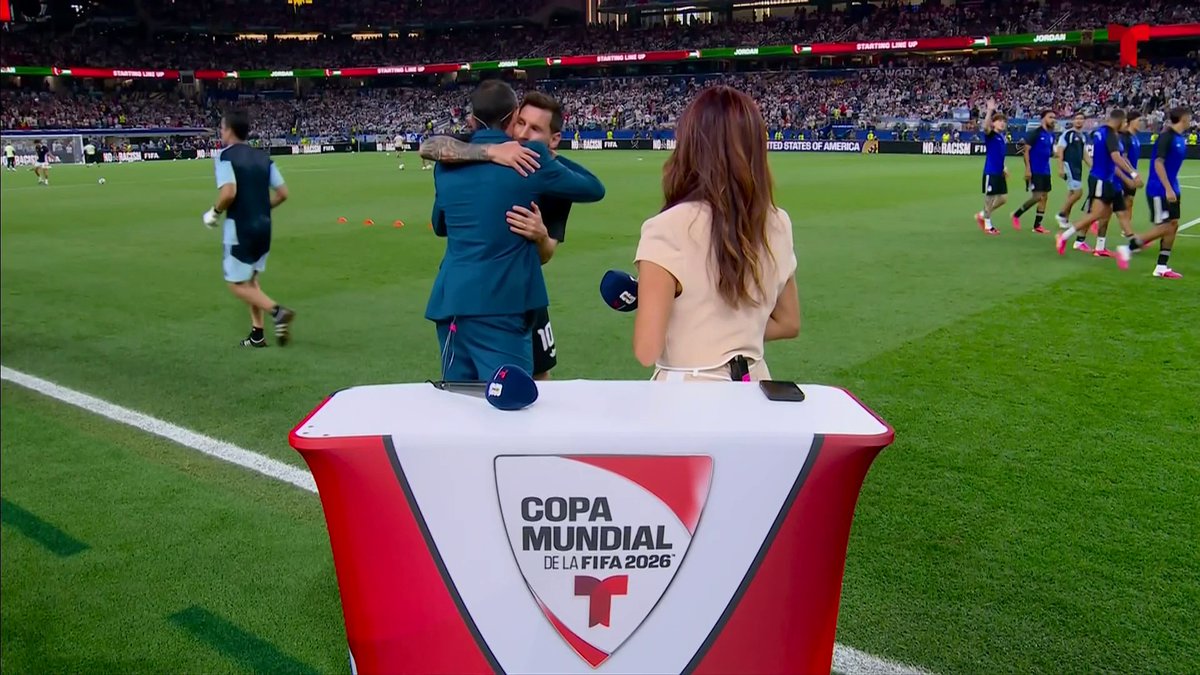 🇦🇷 ¡CÁBALA DE CRACKS EN TELEMUNDO DEPORTES! Lionel Messi🔟 mantuvo su clásica cábala saludando a Maxi Rodríguez antes del Argentina🇦🇷 vs. Jordania🇯🇴. 🥹🤝 ¿Cómo creen que le vaya a la campeona del mundo en este partido? 👇 📺 Disfruta de toda la Copa Mundial de la FIFA 2026 por Telemundo y Peacock. #MundialTelemundo #FIFAWorldCup #Somos26 #Messi #JordaniaVsArgentina