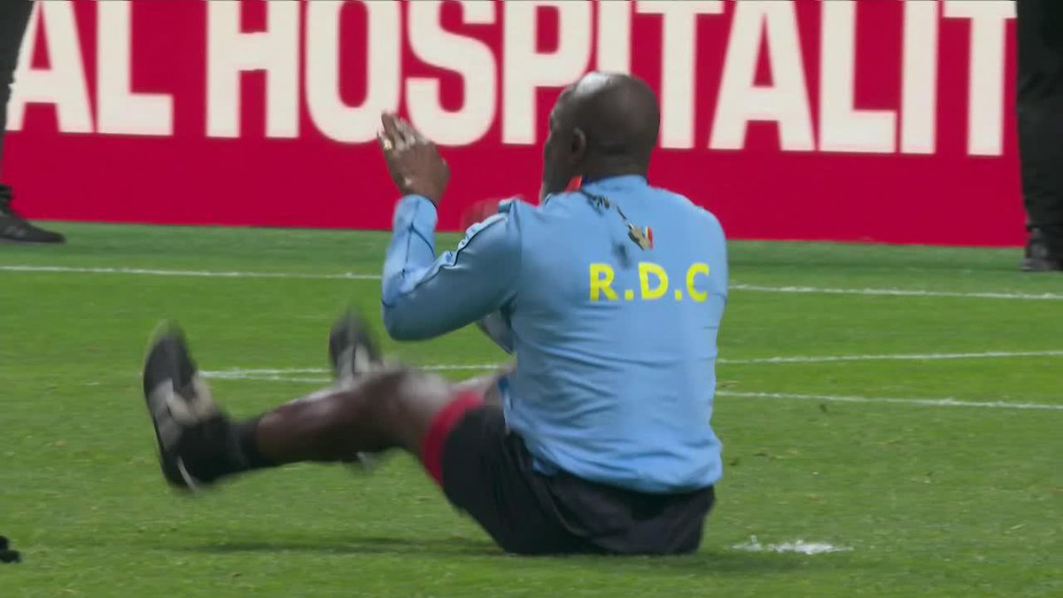 Atenciรณn al festejo de un integrante del cuerpo tรฉcnico de RD Congo post clasificaciรณn. JAJAJA, ESPECTACULAR. ๐
๐จ๐ฉ