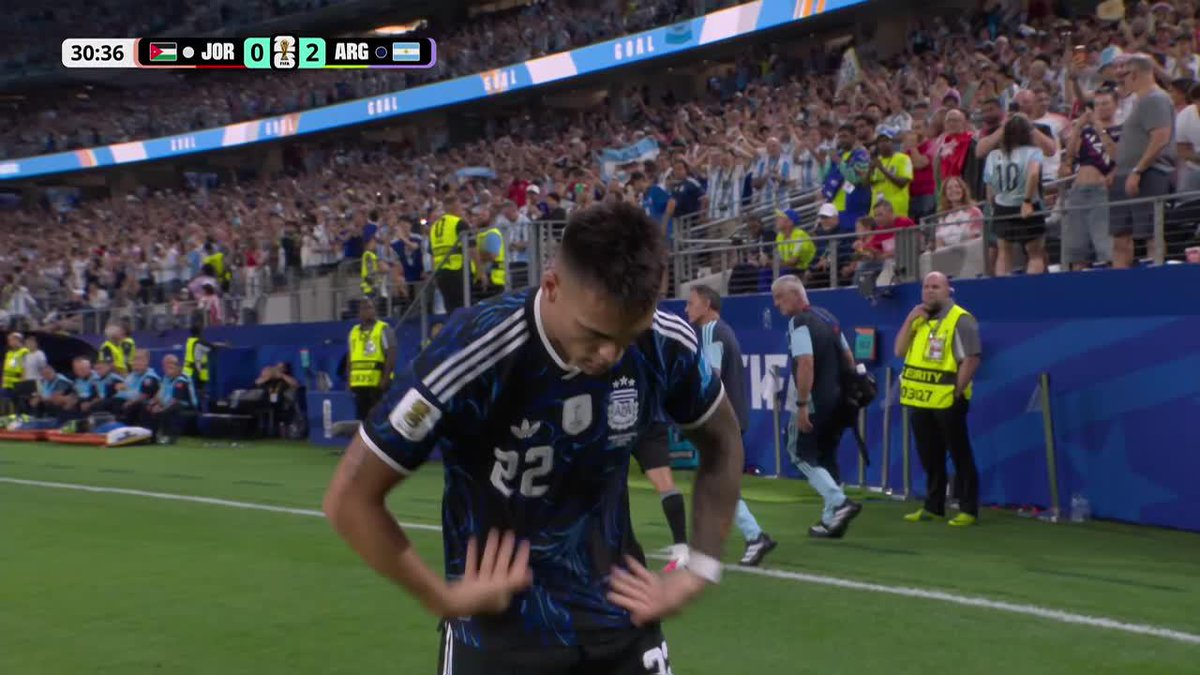 Lautaro festejando con el gesto de sacarse las malas energías, y después hay gente que cree que nos pueden hacer brujería, cuando el argentino promedio vive entre cábalas, limpiezas y rituales para sacar cualquier mufa, ni en nos van ganar