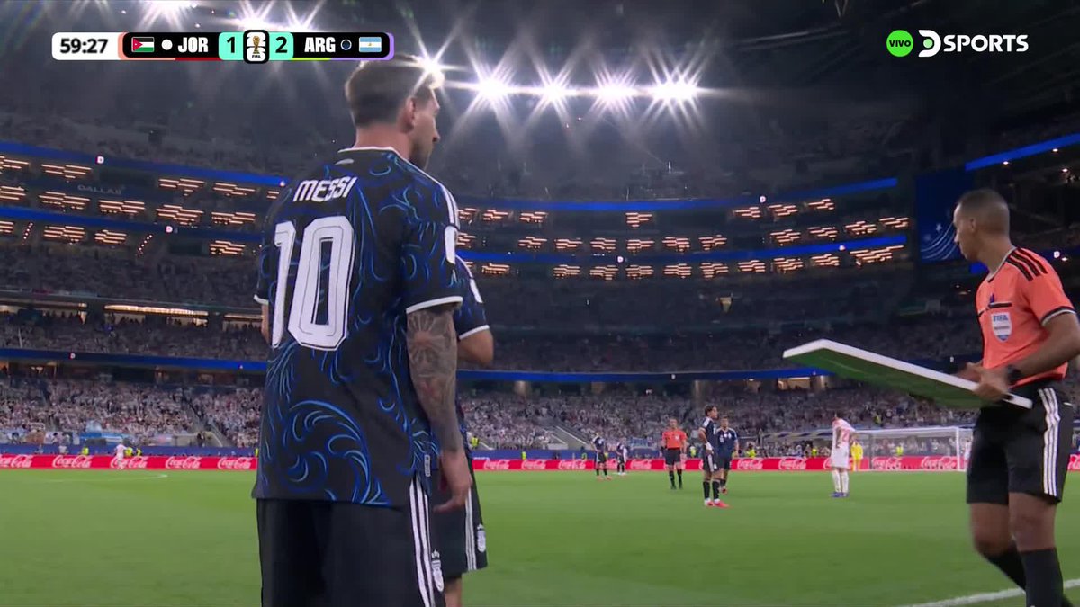 Entra Messi e inmediatamente enfocan a Antonela festejando y alentándolo. Mientras tanto el estadio festeja como un gol que entre su ídolo. Esto genera el 10, que video espectacular 🥹🫶🏻
