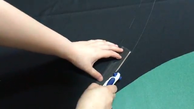 ロータリーカッターでカーブを切る時フリーハンドだと切るのに時間がかかるという場合 定規を使って短い直線をつなげるようにして切ると早いですよ その時動画のように片方にコの字型の金属の覆いがついていると定規が削れず カッターの刃の保ちも良いですよ