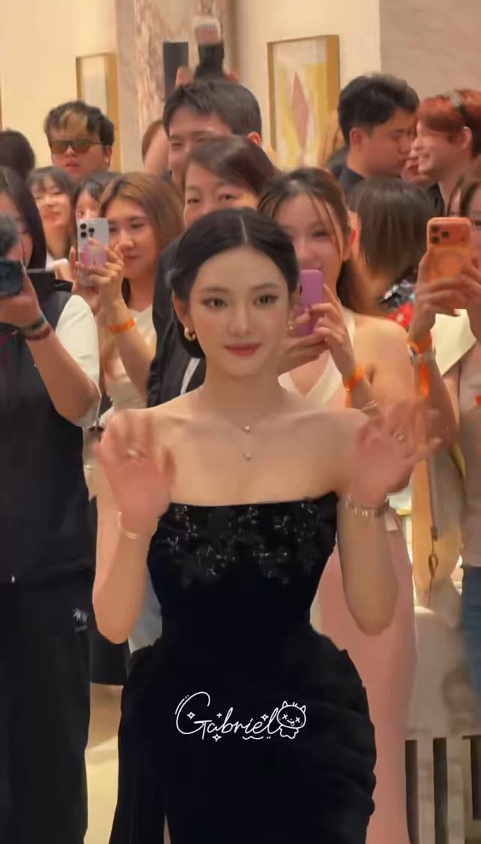 ningning is seriously so pretty today you can hear all the fans screaming she’s so loved