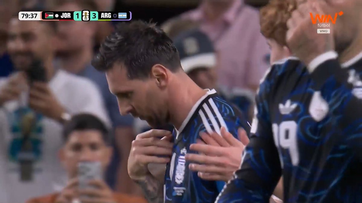 🐐🇦🇷 ¡SIEMPRE EL '10'! ¡Espectacular golazo de tiro libre de Lionel Messi! El capitán de Argentina volvió a demostrar toda su calidad con una obra de arte para ampliar la ventaja 3-1 de la 'Albiceleste' ante Jordania. #WinEsMundial #FIFAWorldCup #Argentina