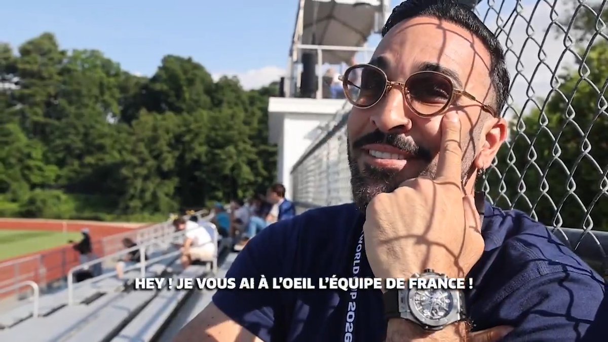 Adil Rami est venu avec son plus beau sourire faire un petit coucou au Bleu au centre d'entraînement ! 🤗💙