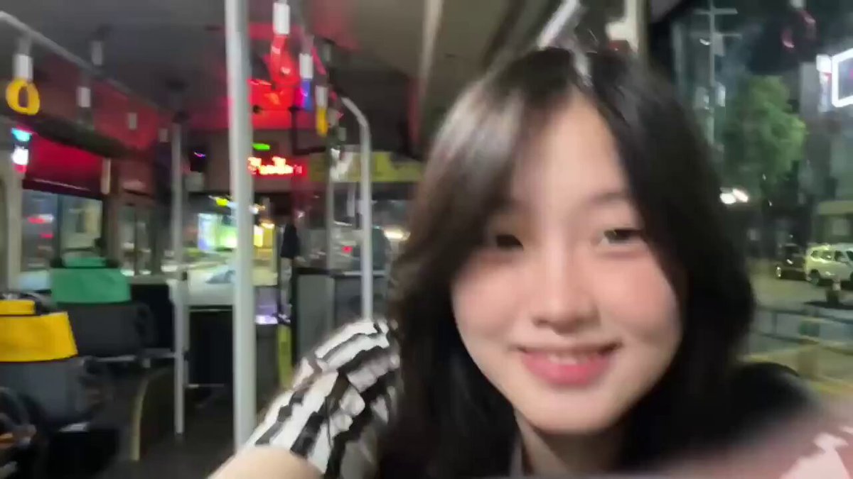 น้องซอซูมิน (07) ที่รับบทเป็นคิมมินจี ลูกสาวหัวหน้าคิมใน Agent Kim Reactivated ซึ่งเป็นผลงานเรื่องแรก ก่อนเดบิวต์น้องเป็นอินฟลูมีผู้ติดตามในไอจีมากกว่า 300k และเคยแมสกับคลิปบนรถบัสยอดวิว 3 ล้านในยูทูป น่ารักมั่กก