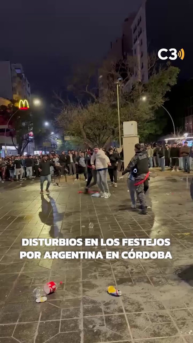 🚨 ARRUINARON LA FIESTA: LOS FESTEJOS POR EL TRIUNFO DE ARGENTINA TERMINARON CON UN COMISARIO HERIDO Y DISTURBIOS EN PATIO OLMOS Lo que comenzó como un festejo por el triunfo de la Selección Argentina terminó empañado por graves incidentes en el sector del Patio Olmos. Durante los disturbios, un comisario resultó herido tras recibir un golpe en la cabeza. Además, un grupo de personas arrojó botellas de vidrio, hielo y otros elementos contra los efectivos policiales que trabajaban en el lugar. Los desmanes obligaron a la intervención de la Policía para intentar controlar la situación, mientras cientos de personas que celebraban pacíficamente se alejaban de la zona. Video: Cadena 3