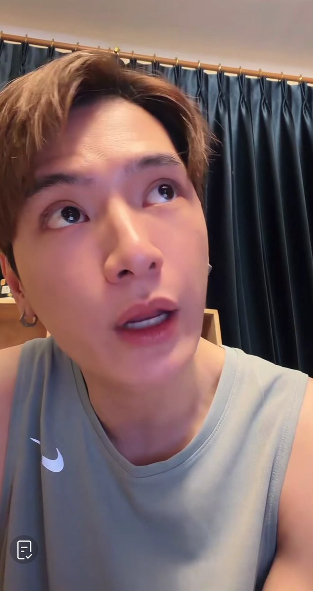 🐢: มีวันนึงบังเอิญเจอกันที่ฟิตเนส คือผมไม่ได้นัดเค้านะ เพราะว่าวันนั้นผมนอนดึกแล้วก็รู้สึกว่าไม่อยากนัด กลัวผมอยากเปลี่ยนเวลาเล่นไง แล้วก็ไม่อยากไปเลื่อนเวลาพี่สิงเค้า ผมก็เลยไม่ได้นัดซะเลย ปรากฏไป ไปเจอแกนั่งอยู่ในห้องล็อกเกอร์นั่งกดโทรศัพท์อยู่ ซึ่งระหว่างที่ผมขึ้นลิฟต์ฟิตเนสมา ผมก็พิมพ์ไลน์คุยกะแกเรื่องของขวัญแกอยู่ไง ก็พิมพ์คุยกันอยู่แล้วก็มาหยุดอยู่ตรงหน้า อ้าววว อยู่นี้ พี่สิงก็พูดดักไว้ก่อนเลยวันนี้ฉันไม่เล่นเวทนะ ฉันจะวิ่งอย่างเดียว ก็เลยบอกว่าครับ ก็พี่ไปวิ่งไป เดี๋ยวผมขึ้นไปเล่นเวทข้างบน . . น่าจะวันนี้ปะ เพราะหลังให้ของขวัญหนึ่งวัน #KristPerawat #คริสสิงโต