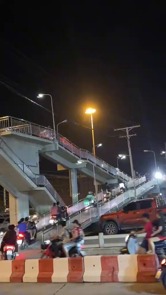 กดว้าวเลยฉันพึ่งเคยเจอแต่มันดีมากในกรุงเทพควรทำแล้วนะคุณตัน อิชิตัน เป็นผู้ออกแบบและสร้างสะพานนี้ สำหรับมอเตอร์ไซค์ ที่ตลาดนินจา ชลบุรี เคยให้สัมภาษณ์ในรายการ... เยี่ยมมากค่ะ