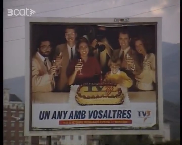 La tardor del 1984, TV3 preparava el seu primer aniversari amb una programació especial els dies 9, 10 i 11 de setembre. Per anunciar-ho, es van instal·lar tanques publicitàries arreu del territori com aquesta de la Seu d’Urgell