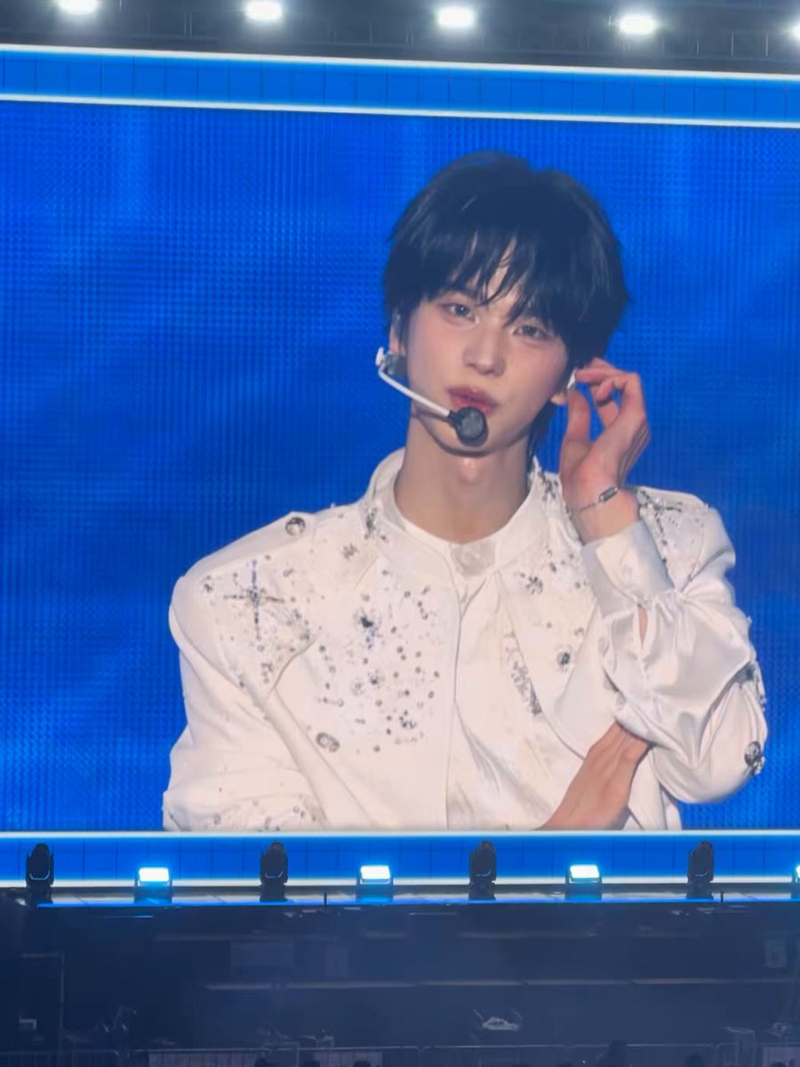 the reactions for shinyu's visuals today are crazy !! 🍓 oh why? why? am i too handsome? sorry for thatㅋㅋㅋ he just has to tease 42s but gets bashful right after
