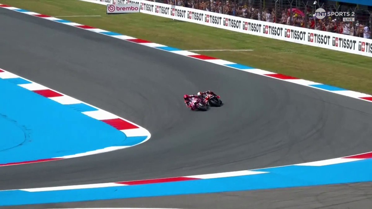 😍 Me fascinan estas comparaciones de cuentas entre pilotos de MotoGP. Por ésto es más rápido Bezzecchi que Marc Márquez en Assen. El primer sector es demoledor eh. 💀 #MotoGP #DutchGP