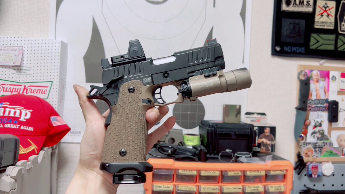 Army Armament Staccato C2おおかためんどくさい加工はいじり終わった ・アウターバレルのマズル部分の長さを短くしてクラウン加工 ・ノンショートリコイルタイプのアウターバレルなのでショートリコイル化/引バネ加工 ・アウターバレルのメッキを剥がしてインナーバレルと一緒にシルバー塗装 ・オプティックプレートの厚みを薄くしてオプティックがアイアンサイトのサイトラインを遮らないように加工 ・スライドのフロントサイト切り欠きがかなり斜めにカットされてたのでフロントサイト側を加工して修正 とってもめんどくさかった