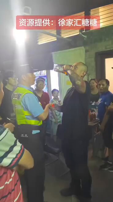 6月27日，上海徐家汇一处篮球场来了一名社会气十足的光头男子，挨个挑衅场上打球的人，态度嚣张，不断叫嚣：“来，所有人动我，你敢吗？”现场一度引发围观。 不久后，警方赶到现场，将该男子带离。 网友表示，这名光头男子经常出现在徐家汇篮球场挑衅打球的人，早已扬名乡邻。
