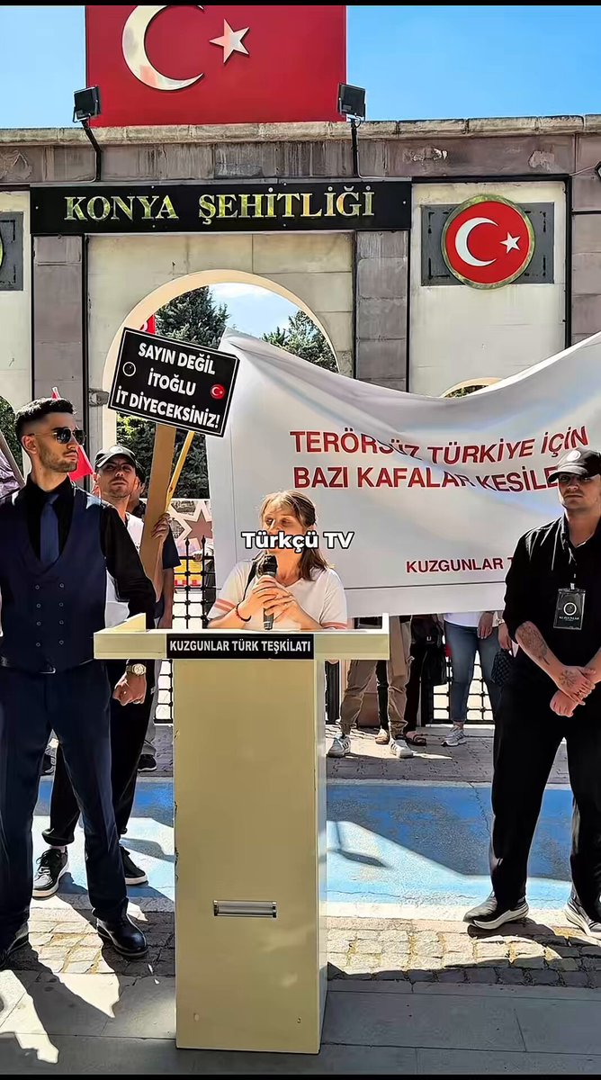 Konya’da “APOYA İD-M” yürüyüşünde konuşan bir Türk kadını: “Hiç kimse sayımız az, onlar (bölücüler) çok diye düşünmesin. Önemli olan birlik olmamız, güçlü olmamız. Her zaman güçlü olmaya, VATAN HAİNLERİNE, OR-_-SPU ÇOCUKLARINA karşı durmaya devam edeceğiz.”