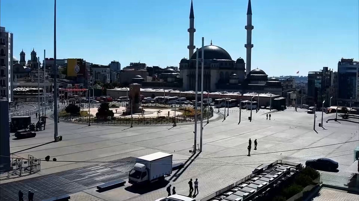 Pazar günü, İstanbul’un kalbi Taksim Meydanı ve İstiklal Caddesi yine kapalı! An itibariyle Taksim Meydanı 📸