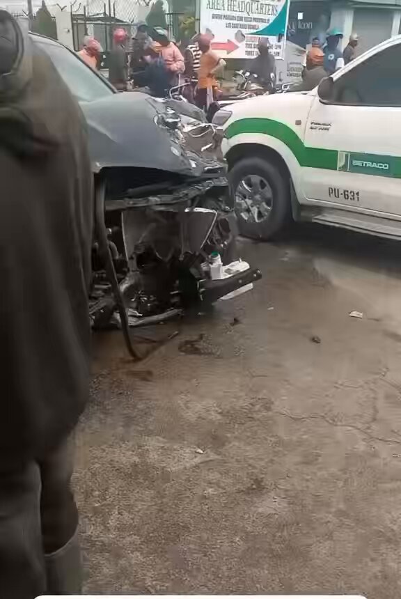 Many Feared De@d As Police Officer Crashes Newly Delivered Mercedes-Benz Worth Milions Into a Keke In Ughelli, Delta State. 💔 According To Eyewitnesses, The Mercedes-Benz Had Just Arrived From Lagos When It Was Stopped During a Stop-And-Search Operation. They Claim The Officer Insisted On Taking The Vehicle To The Station Over The Absence Of a Number Plate, Despite Explanations That It Had Only Just Been Delivered. Reports Further Allege That The Officer Later Took Control Of The Vehicle And Crashed It Into a Commercial Tricycle, Resulting In Casualties And Injuries. 💔🤦🏾‍♂️