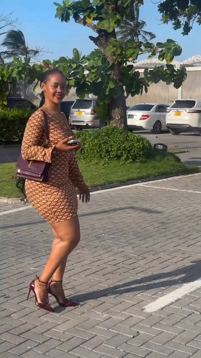Mke Wa Mtu Anava Hivi. Hapo Akiinama Tu MBUSUSU Yote Iko Nje Akikaa Mbususu Yote Nje. Mwanamke Anapovaa Nusu UCHI Amvalii Mwanamke Mwenzake Anavaa Nusu Uchi Ili Kuwasiliana Na Jicho La KIUME Ndio Maana MALAYA Huvaa Nusu Uchi Ili Wanase Wateja. Kama Mkeo Anavaa Hivi Umeoa MALAYA