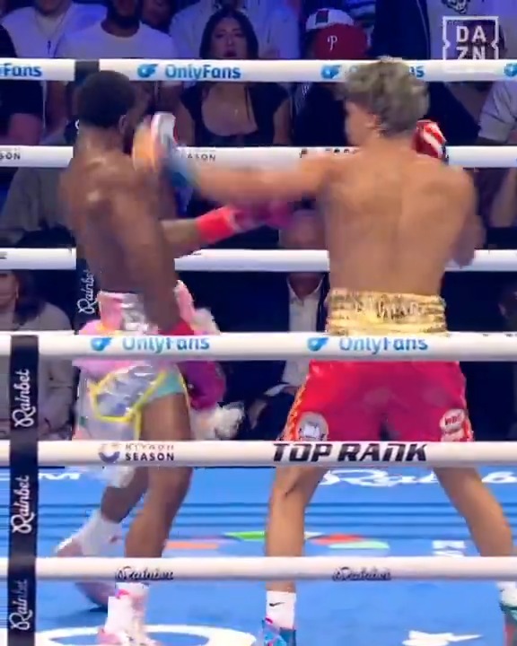 ROUND THREE 🤯 2026's ROTY? DAZN Boxing | #ZayasEnnis