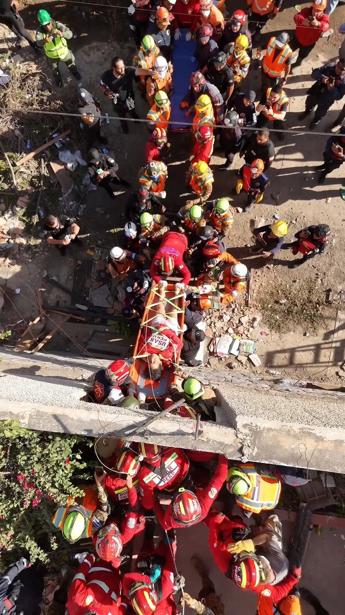 Después de 86 horas de estar atrapada bajo los escombros, y luego de 11 horas de intenso trabajo, hemos logrado rescatar con vida a Belkys Josefina Barreto García, de 60 años, quien permaneció bajo los escombros del edificio Breogan, en Caraballeda. Este logro fue posible gracias al esfuerzo y la perseverancia de nuestros rescatistas, quienes trabajaron sin descanso durante toda la noche y la madrugada, con el apoyo de rescatistas USAR peruanos. Sin embargo, aunque nuestros médicos estabilizaron a Belkys en el campamento, su estado de salud aún es delicado. Por lo que contratamos un helicóptero privado y la trasladamos a una clínica privada en Caracas, donde ya está recibiendo la mejor atención posible. Que Dios la bendiga y le dé fortaleza 🇸🇻🇻🇪