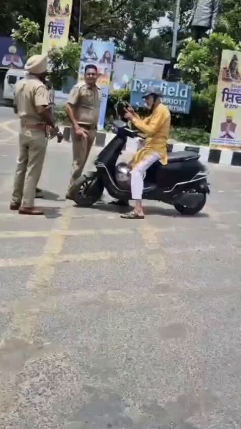 यह कैसा बदलाव? जो लोग VIP कल्चर पर बड़ी बड़ी बातें करते थे, बदलाव लाने की बात करते थे उनके काफिले और सुरक्षा की वजह से कैसी अव्यवस्था फैली वह देखिये। अमृतसर सर्किट हाउस के बाहर दिल की बीमारी से जूझ रहे बुजुर्ग किस कदर केजरीवाल और भगवंत मान के वजह से परेशान हुए उसका आलम देखिये। क्या यही बदलाव लाना था?