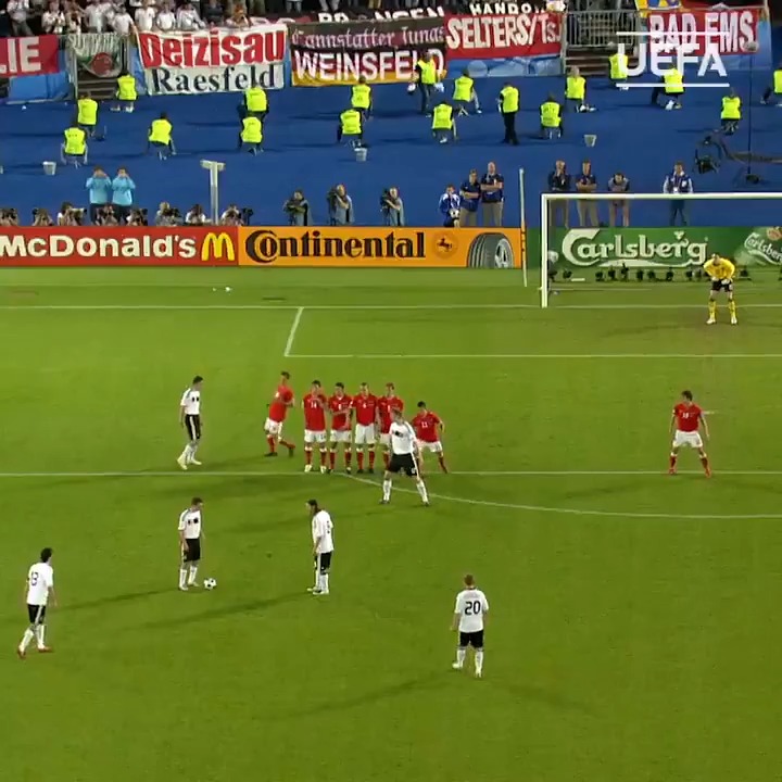 Lo que le pegaba Michael Ballack a la pelota. El fútbol ha sido muy injusto con él. Merecería haber ganado algo con la selección, pero nunca se le dio. Uno de esos futbolistas que no merece ser olvidado.