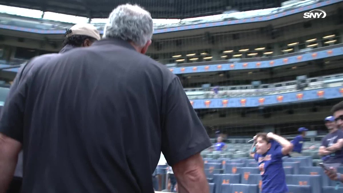 A young Knicks fan at Citi Field pulled his shirt right off his back to get OG Anunoby to sign it 😭