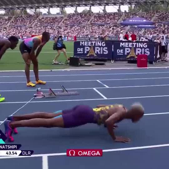 🇧🇼 Collen Kebinatshipi stormed to an emphatic win in the men's 400m at the Paris Diamond League 👏 🇿🇦 Zakithi Nene was 2nd in 43.89s, followed by Chris Bailey in 44.06s. #SSAthletics