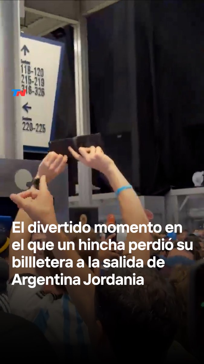 "PERDIÓ LA BILLETERA, PERDIÓ LA BILLETEEERAA" I El divertido momento en el que un hincha argentino perdió su billletera a la salida del partido Argentina Jordania en Dallas y los fanáticos lo ubicaron gracias a los cantitos.