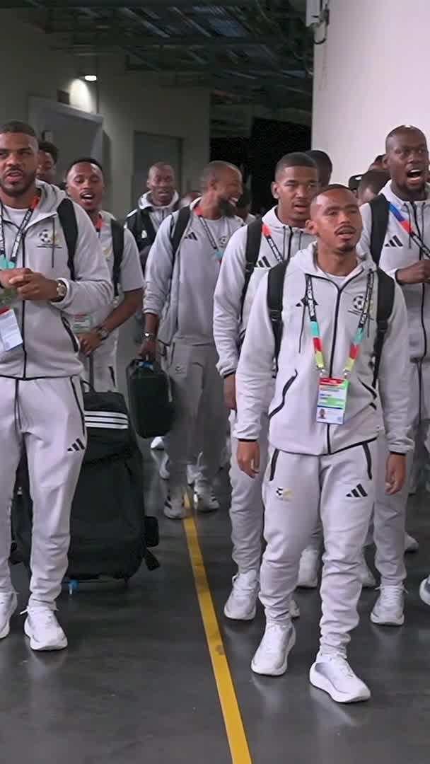 𝐖𝐨𝐳𝐚 𝐔𝐳𝐨𝐛𝐨𝐧𝐚 𝐊𝐰𝐞𝐧𝐳𝐚𝐤𝐚𝐥𝐚𝐧𝐢 🗣️🗣️ Bafana Bafana have touched down at Los Angeles Stadium 🇿🇦📍 #DStvFIFAWorldCup2026 | #EverythingCanWait