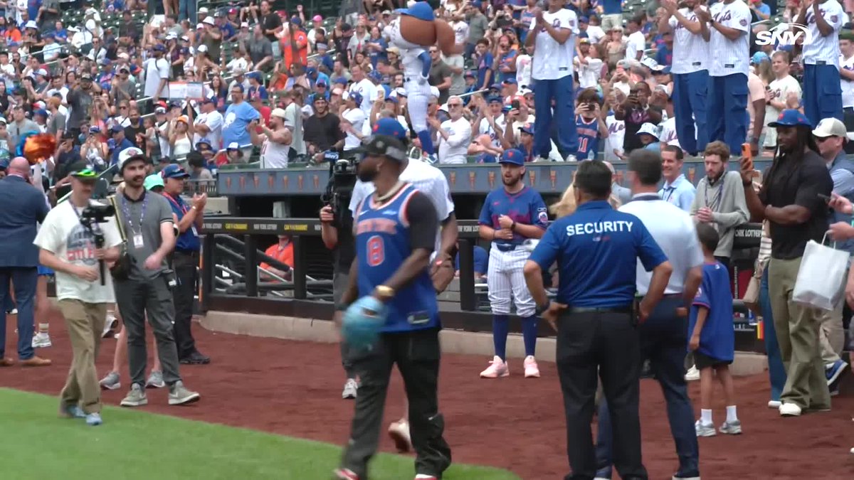To a huge Citi Field ovation, OG Anunoby throws out the first pitch to Jose Reyes!