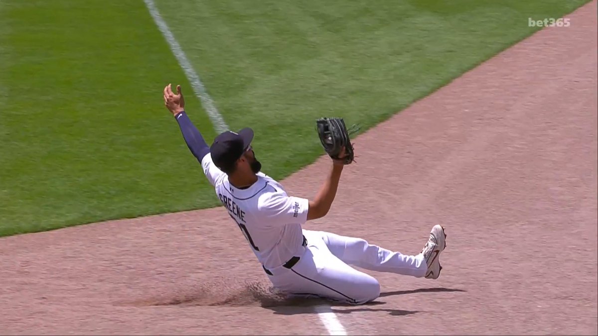 Riley Greene makes a great sliding play in foul territory 👏