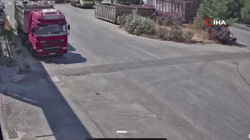İzmir’de 15 yaşındaki çocuğun kullandığı otomobil, motosiklete çarptı. ▪️Kaza yapan çocuk adli kontrol şartıyla serbest bırakılırken, ağır yaralanan motosiklet sürücüsünün ise hayati tehlikesinin sürdüğü öğrenildi.