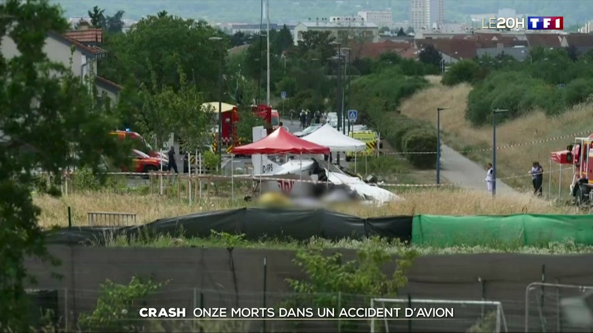 🔴 Le crash d'un avion lors d'un baptême de parachutisme près de Nancy, dans la commune de Tomblaine, en Meurthe-et-Moselle, a fait onze morts ce dimanche. 📺 #LE20H de TF1 présenté par Anne-Claire Coudray