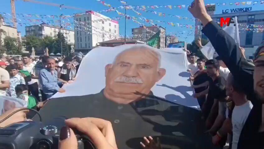 DEM Parti'nin bebek katili Öcalan'a özgürlük için İstanbul, Diyarbakır ve Van'da düzenlediği sözde mitinglerden kareler. Şehitlerimiz bizi affedin.